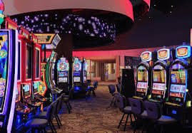 mitosbola live-dealer table with roulette wheel and professional dealer broadcast setup