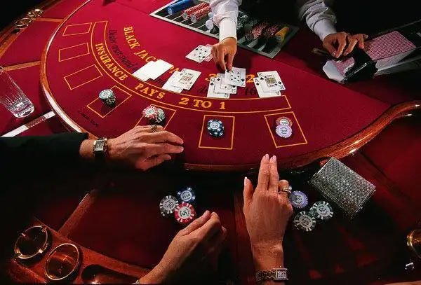 mitosbola live-dealer table on mobile screen